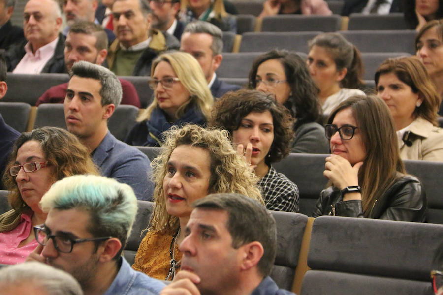 El escritor, conferenciante y formador Javier Iriondo visitó hoy León para pronunciar una charla bajo el título 'Liderazgo y evolución personal, retos ante el cambio' organizada dentro del ciclo `Encuentros con Leonoticias´.
