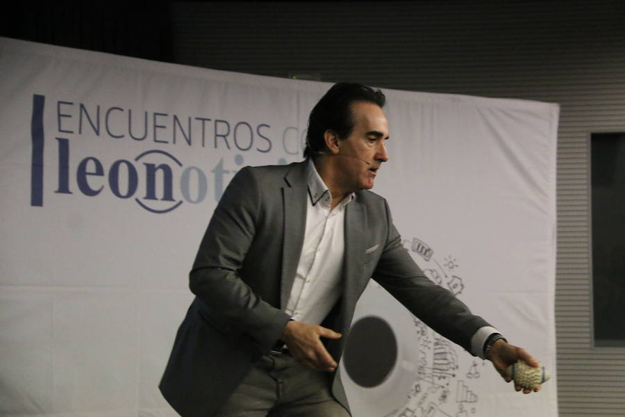 El escritor, conferenciante y formador Javier Iriondo visitó hoy León para pronunciar una charla bajo el título 'Liderazgo y evolución personal, retos ante el cambio' organizada dentro del ciclo `Encuentros con Leonoticias´.