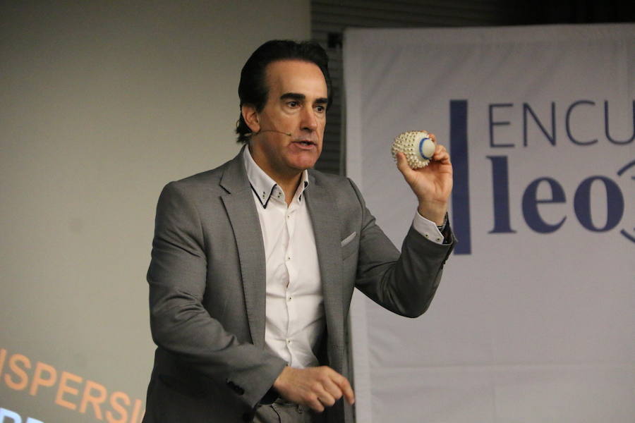 El escritor, conferenciante y formador Javier Iriondo visitó hoy León para pronunciar una charla bajo el título 'Liderazgo y evolución personal, retos ante el cambio' organizada dentro del ciclo `Encuentros con Leonoticias´.