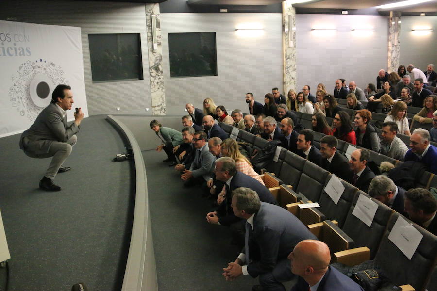 El escritor, conferenciante y formador Javier Iriondo visitó hoy León para pronunciar una charla bajo el título 'Liderazgo y evolución personal, retos ante el cambio' organizada dentro del ciclo `Encuentros con Leonoticias´.