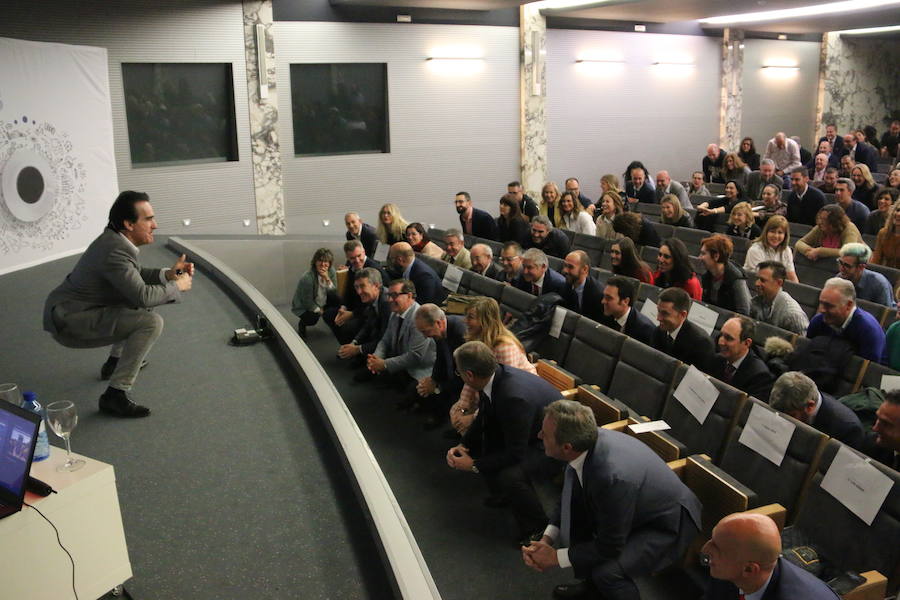 El escritor, conferenciante y formador Javier Iriondo visitó hoy León para pronunciar una charla bajo el título 'Liderazgo y evolución personal, retos ante el cambio' organizada dentro del ciclo `Encuentros con Leonoticias´.