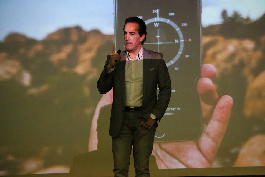 El escritor, conferenciante y formador Javier Iriondo visitó hoy León para pronunciar una charla bajo el título 'Liderazgo y evolución personal, retos ante el cambio' organizada dentro del ciclo `Encuentros con Leonoticias´.