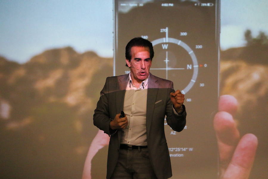 El escritor, conferenciante y formador Javier Iriondo visitó hoy León para pronunciar una charla bajo el título 'Liderazgo y evolución personal, retos ante el cambio' organizada dentro del ciclo `Encuentros con Leonoticias´.