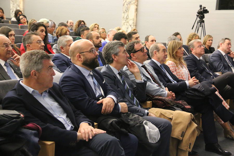 El escritor, conferenciante y formador Javier Iriondo visitó hoy León para pronunciar una charla bajo el título 'Liderazgo y evolución personal, retos ante el cambio' organizada dentro del ciclo `Encuentros con Leonoticias´.