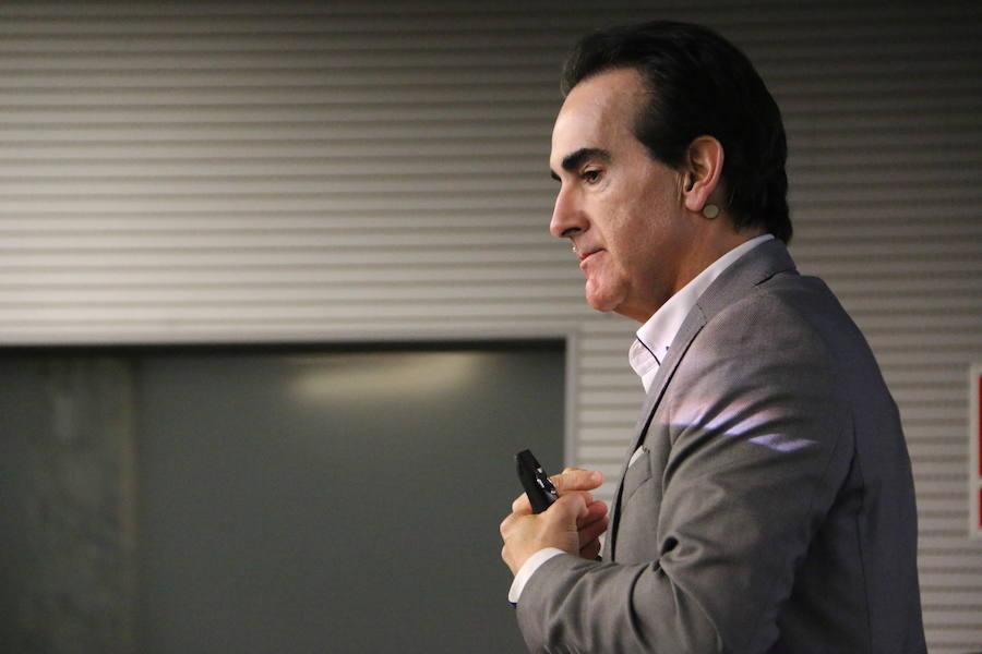 El escritor, conferenciante y formador Javier Iriondo visitó hoy León para pronunciar una charla bajo el título 'Liderazgo y evolución personal, retos ante el cambio' organizada dentro del ciclo `Encuentros con Leonoticias´.