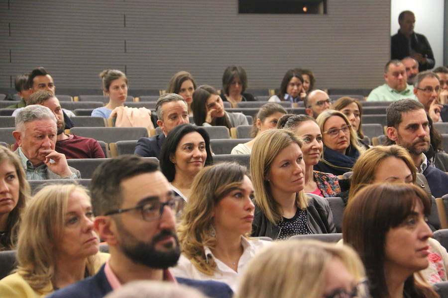 El escritor, conferenciante y formador Javier Iriondo visitó hoy León para pronunciar una charla bajo el título 'Liderazgo y evolución personal, retos ante el cambio' organizada dentro del ciclo `Encuentros con Leonoticias´.