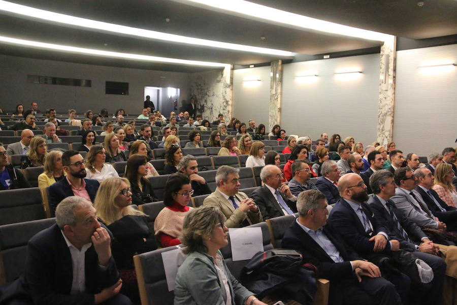 El escritor, conferenciante y formador Javier Iriondo visitó hoy León para pronunciar una charla bajo el título 'Liderazgo y evolución personal, retos ante el cambio' organizada dentro del ciclo `Encuentros con Leonoticias´.