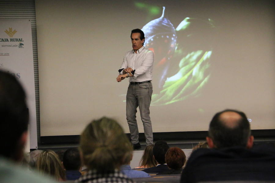 El escritor, conferenciante y formador Javier Iriondo visitó hoy León para pronunciar una charla bajo el título 'Liderazgo y evolución personal, retos ante el cambio' organizada dentro del ciclo `Encuentros con Leonoticias´.