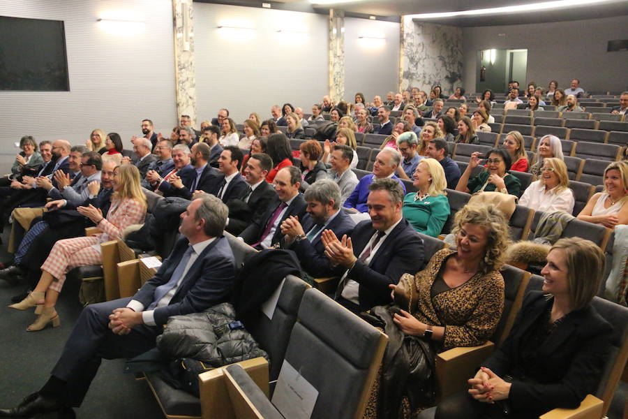 El escritor, conferenciante y formador Javier Iriondo visitó hoy León para pronunciar una charla bajo el título 'Liderazgo y evolución personal, retos ante el cambio' organizada dentro del ciclo `Encuentros con Leonoticias´.