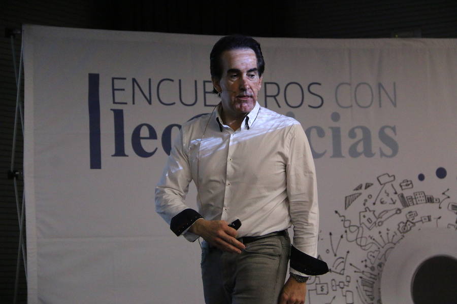 El escritor, conferenciante y formador Javier Iriondo visitó hoy León para pronunciar una charla bajo el título 'Liderazgo y evolución personal, retos ante el cambio' organizada dentro del ciclo `Encuentros con Leonoticias´.