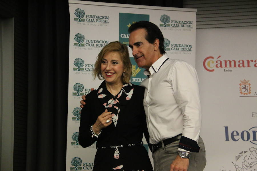 El escritor, conferenciante y formador Javier Iriondo visitó hoy León para pronunciar una charla bajo el título 'Liderazgo y evolución personal, retos ante el cambio' organizada dentro del ciclo `Encuentros con Leonoticias´.