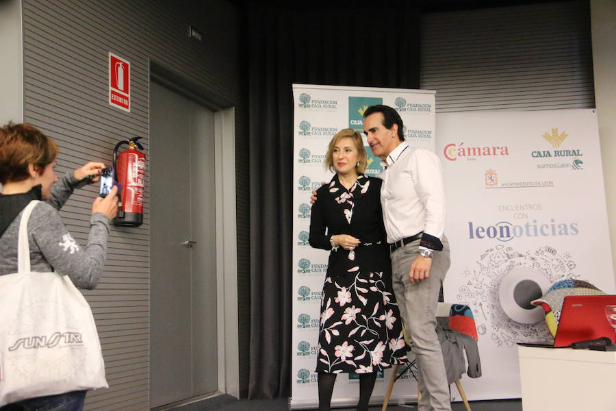 El escritor, conferenciante y formador Javier Iriondo visitó hoy León para pronunciar una charla bajo el título 'Liderazgo y evolución personal, retos ante el cambio' organizada dentro del ciclo `Encuentros con Leonoticias´.