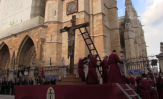 Galería. Acto extraordinario del Desenclavo a los pies de la Catedral de León. 