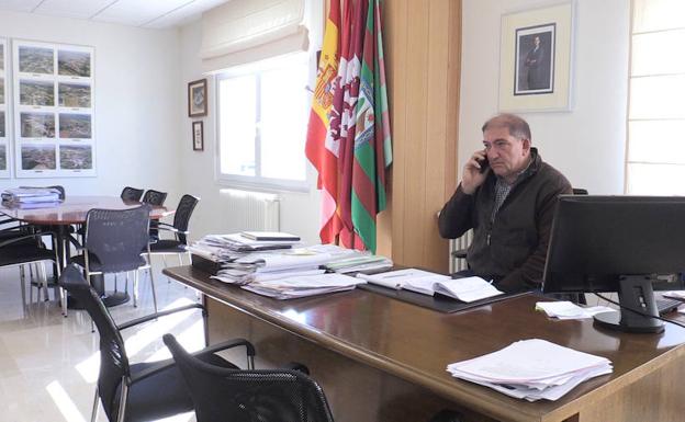 José Pellitero, en su despacho en el Ayuntamiento de Valdefresno. 