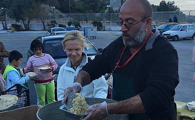 Un cocinero español da de comer a los refugiados de Lesbos