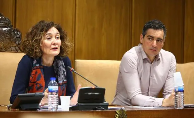 La alcaldesa de Ponferrada, Gloria Fernández Merayo, junto al concejal del Grupo Popular, Roberto Mendo, durante el pleno extraordinario en el Ayuntamiento de Ponferrada.