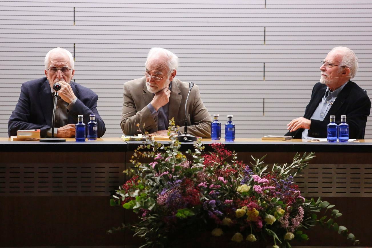 El presidente de la Junta, Juan Vicente Herrera, asiste al acto de presentación del libro 'Leoneses del Año' y al posterior Filandón con Juan Pedro Aparicio, Luis Mateo Díez, José María Merino y Alfonso García