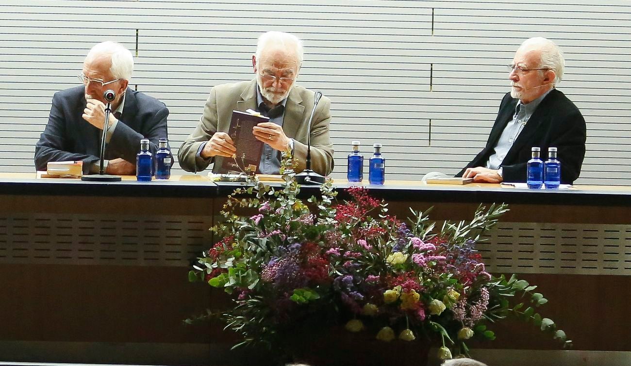 El presidente de la Junta, Juan Vicente Herrera, asiste al acto de presentación del libro 'Leoneses del Año' y al posterior Filandón con Juan Pedro Aparicio, Luis Mateo Díez, José María Merino y Alfonso García