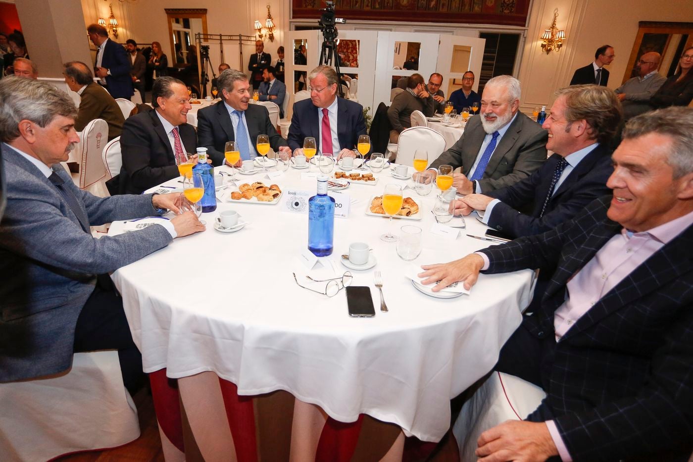 El consejero de Empleo, Carlos Fernández Carriedo, imparte la ponencia 'Consolidar la recuperación y la creación de empleo', en el 'Encuentro' organizado por Leonoticias