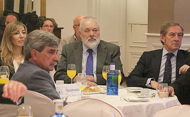 Representantes institucionales y patrocinadores durante el encuentro con el consejero..