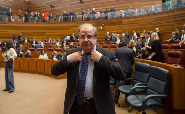 Juan Vicente Herrera sale del hemiciclo el pasado 25 de febrero, tras el pleno institucional del aniversario del Estatuto de Autonomía.