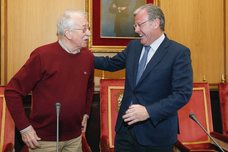 Fotos: Los miembros de la primera corporación municipal de la democracia se han vuelto a reunir con motivo del cuarenta aniversario de las primeras elecciones municipales de la democracia