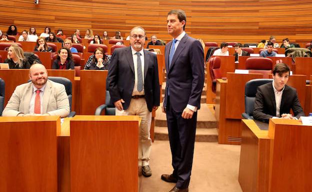 El presidente de la Cortes, Ángel Ibáñez, y el consejero de Educación, Fernando Rey, asisten a la fase final de la Liga de Debate de Castilla y León.