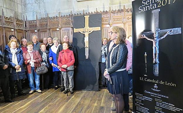 Galería. La gente del pueblo acude a la presentación.