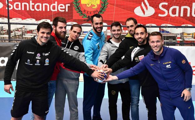 Las capitanes de los ocho equipos se dan la mano.