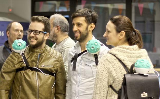 Los voluntarios durante los trabajos de calle realizados para la toma de datos.