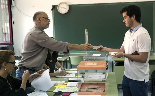 Un joven ejerce su derecho al voto en un colegio 