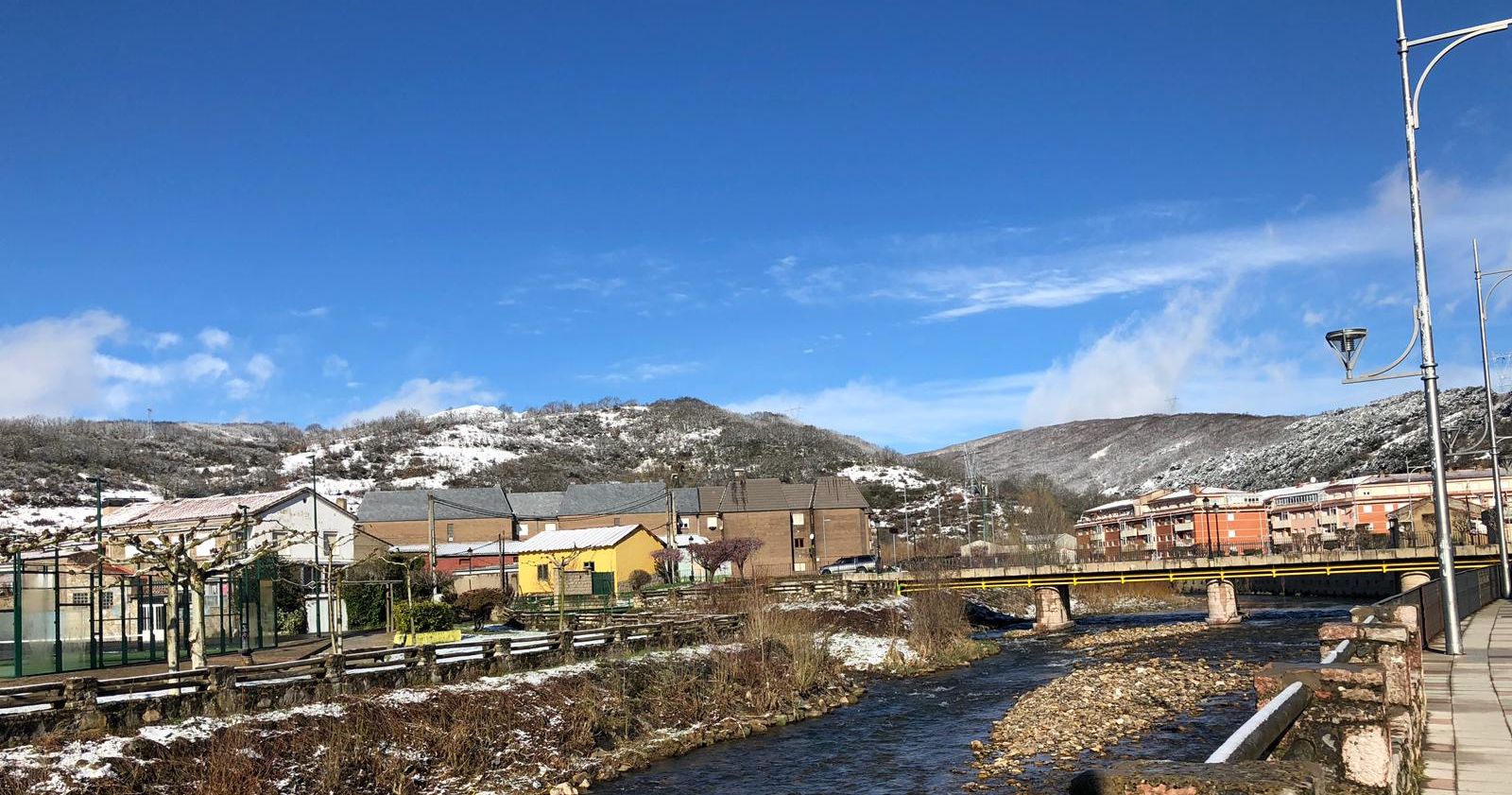 Las estampas invernales se han reproducido en las últimas horas en la provincia de León, en la que la nieve ha regresado a las zonas de montaña