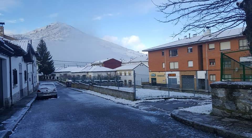 Las estampas invernales se han reproducido en las últimas horas en la provincia de León, en la que la nieve ha regresado a las zonas de montaña