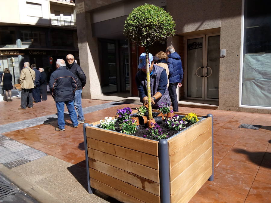 Fotos: La calle Camino de Santiago de Ponferrada estrena nueva imagen