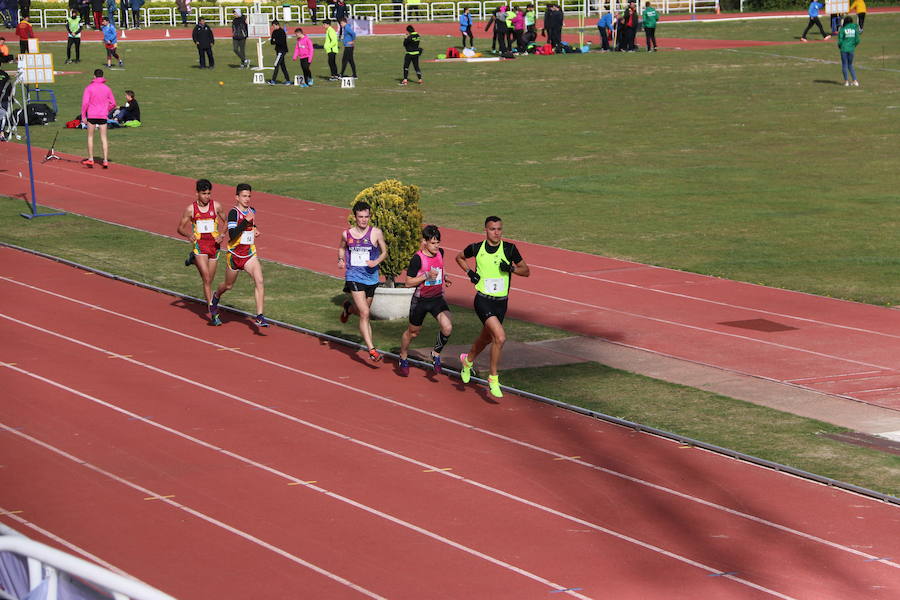 Fotos: El atletismo desafía el frío en León