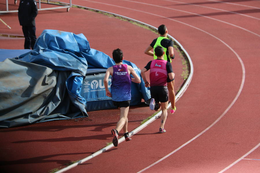 Fotos: El atletismo desafía el frío en León