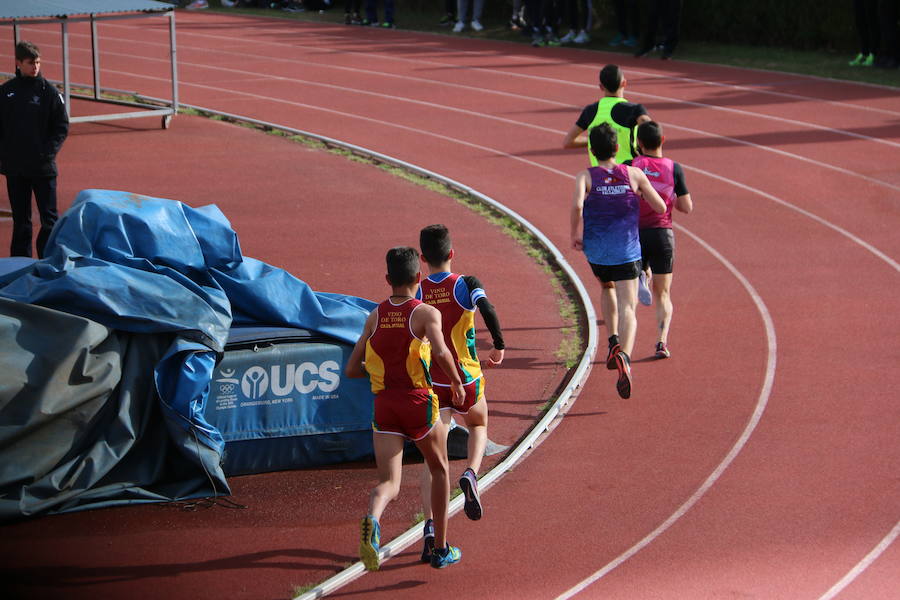 Fotos: El atletismo desafía el frío en León