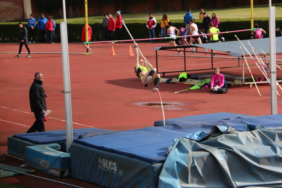 Fotos: El atletismo desafía el frío en León