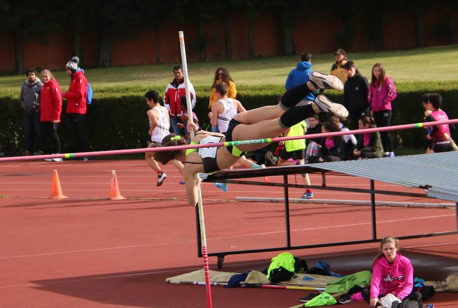 Fotos: El atletismo desafía el frío en León