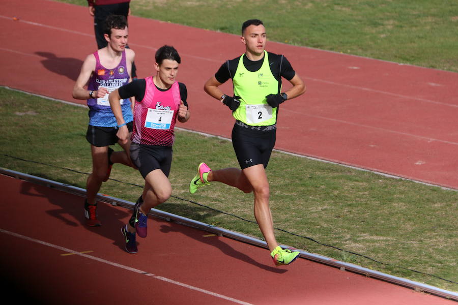 Fotos: El atletismo desafía el frío en León