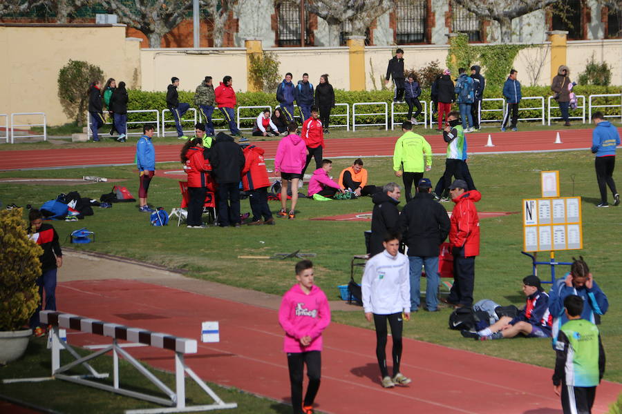 Fotos: El atletismo desafía el frío en León