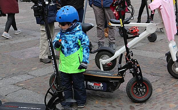Galería. Un pequeño usuario de patinete.