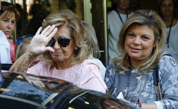 María Teresa Campos y su hija Terelu, a la salida del hospital tras el ictus que sufrió la veterana presentadora en mayo de 2017.