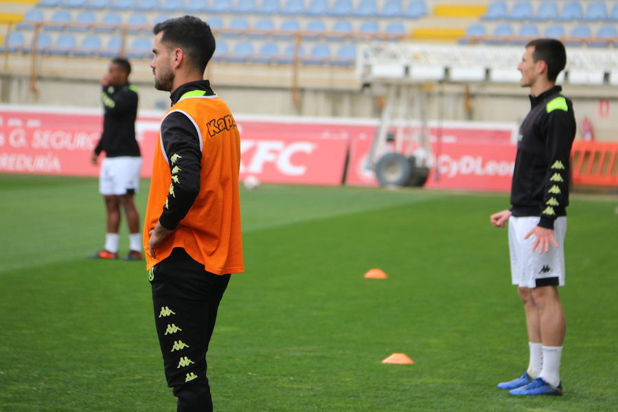 Fotos: La afición de la Cultural acude al último entrenamiento