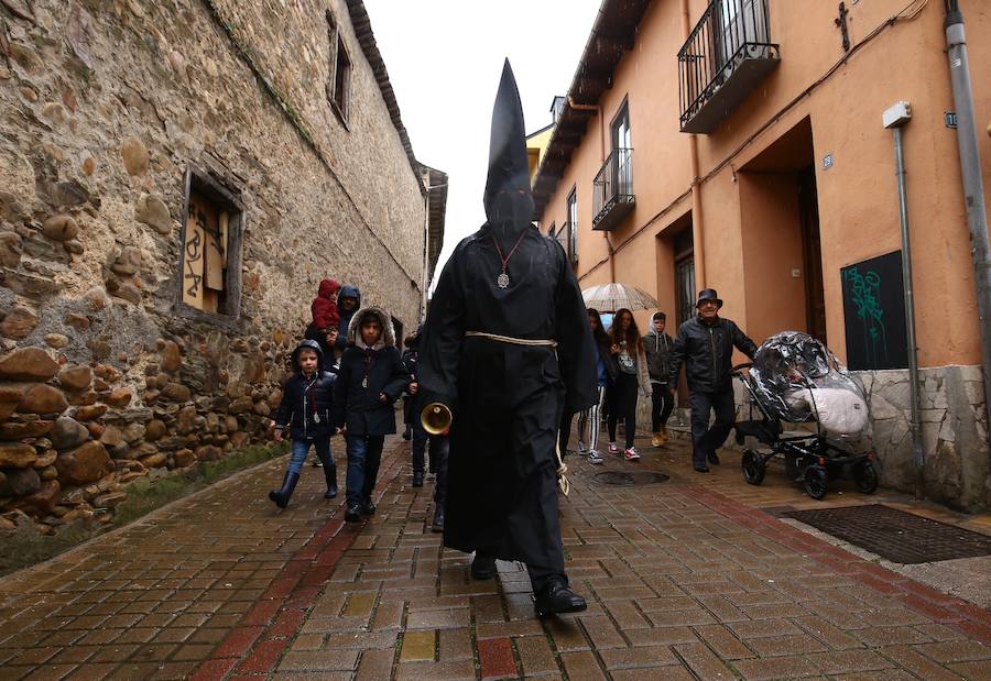 Fotos: Salida del Lambrión Chupacandiles anunciando la llegada de la Semana Santa de Ponferrada