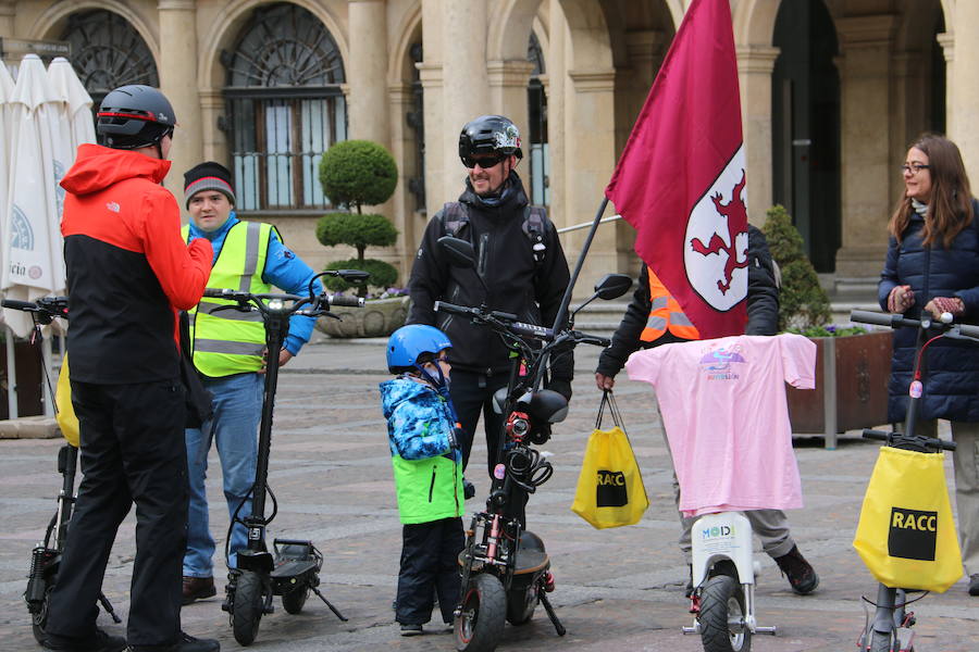 Fotos: Los patinetes eléctricos protestan en León