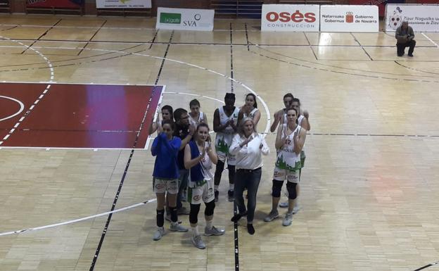 Las jugadoras saludan a la conclusión del partido.