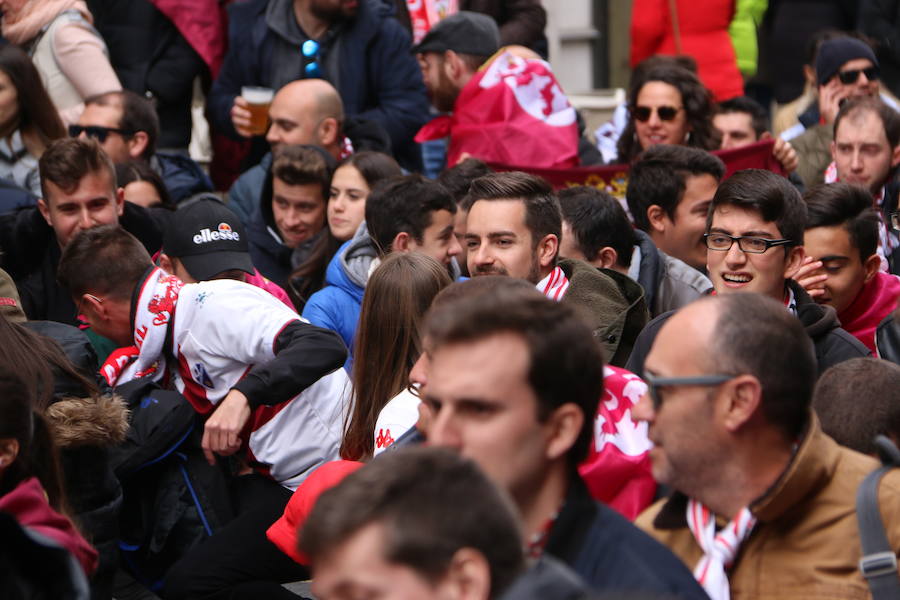 Fotos: La afición de la Cultural camina al Reino de León