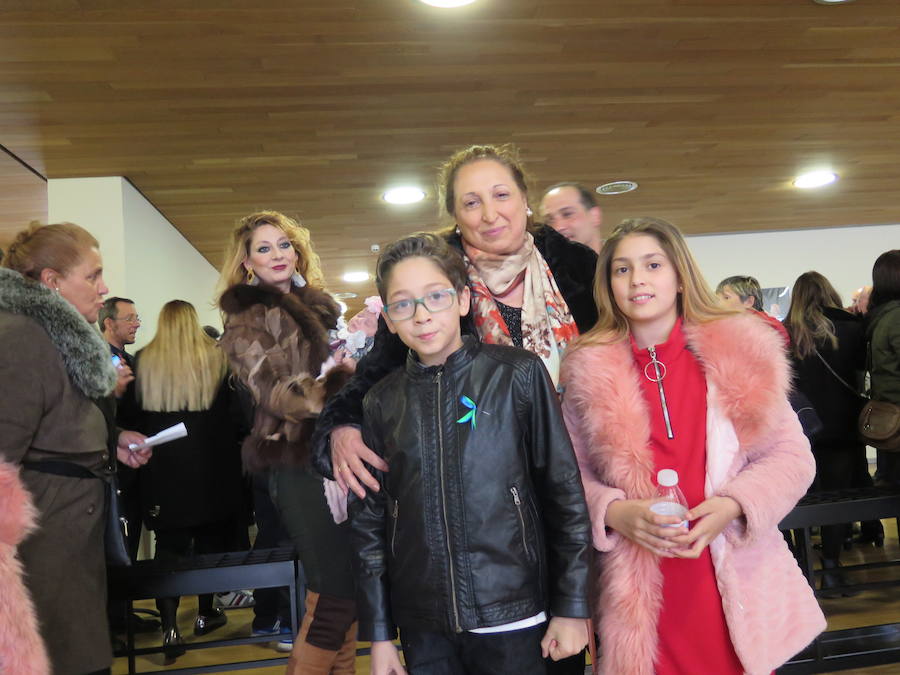 Asistentes a la fiesta del Día Internacional del Pueblo Gitano en el Auditorio. 