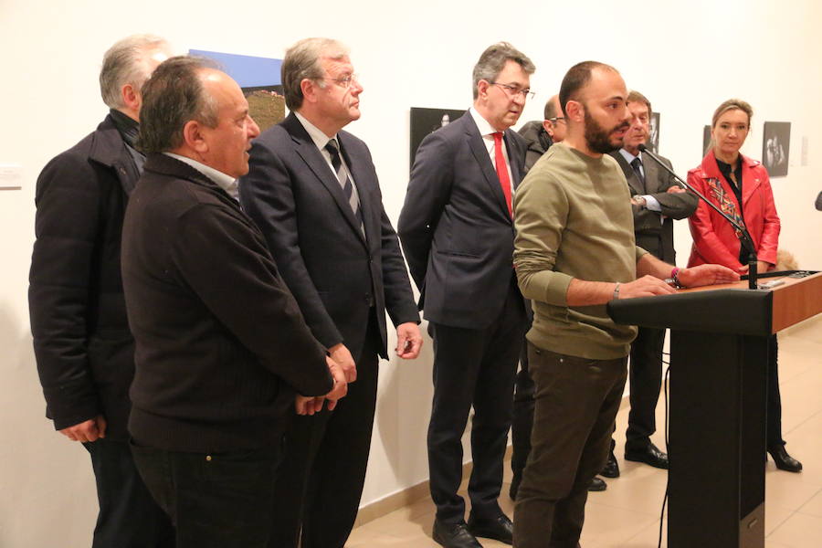 Inauguración de la exposición 'León Press Photo 2018'. En la imagen, intervención del comisario de la exposición, Saúl R. Arén